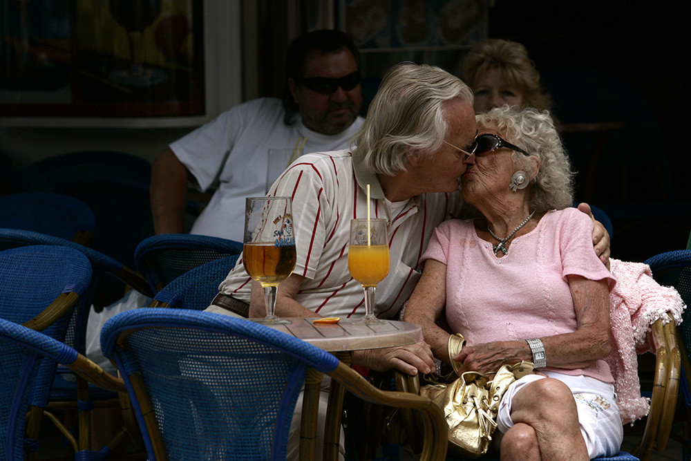 Una pareja en un restaurante en Torremolinos, cerca de Málaga, en la Costa del Sol