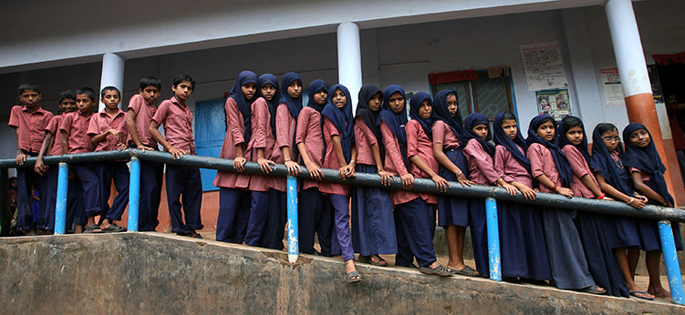 Nueve parejas de gemelos y varios trillizos posan para una fotografía en una escuela pública en la aldea Kodinhi en el estado meridional indio de Kerala.